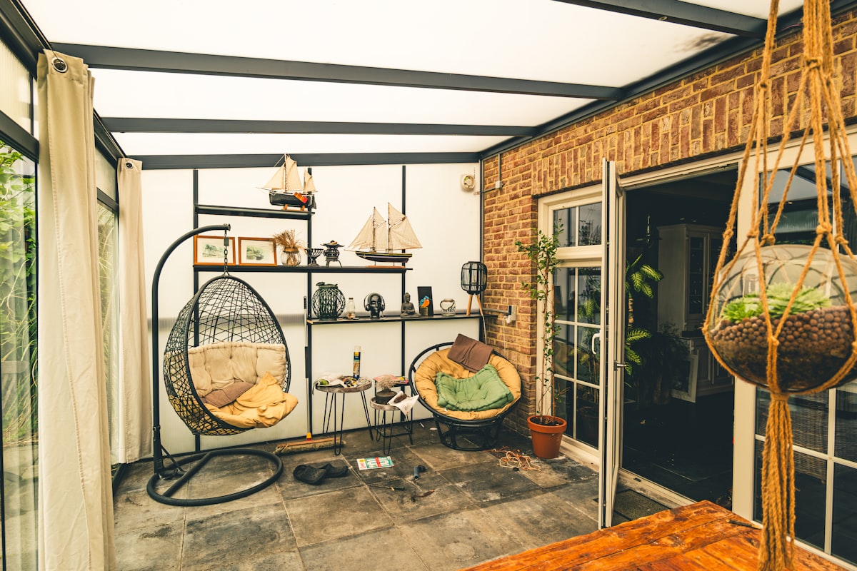 Zo richt je je terras in als een echte buitenwoonkamer