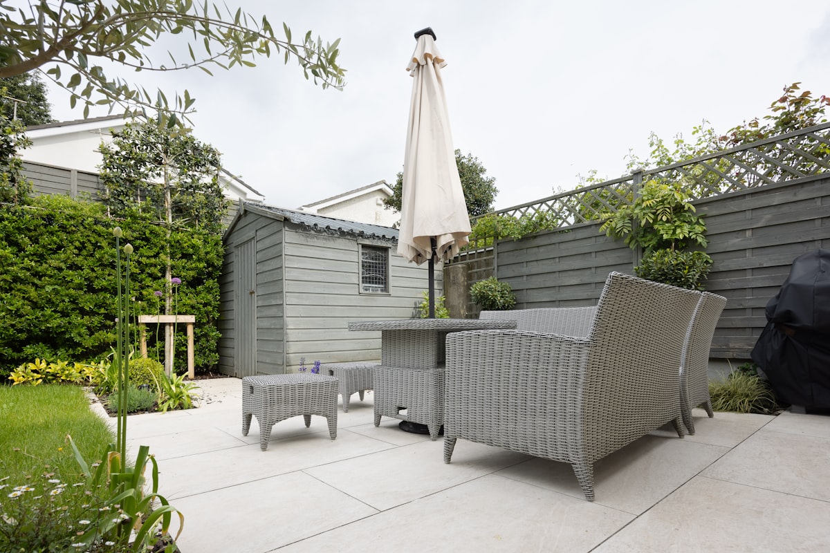 Zo kies je de juiste zweefparasol voor je tuin