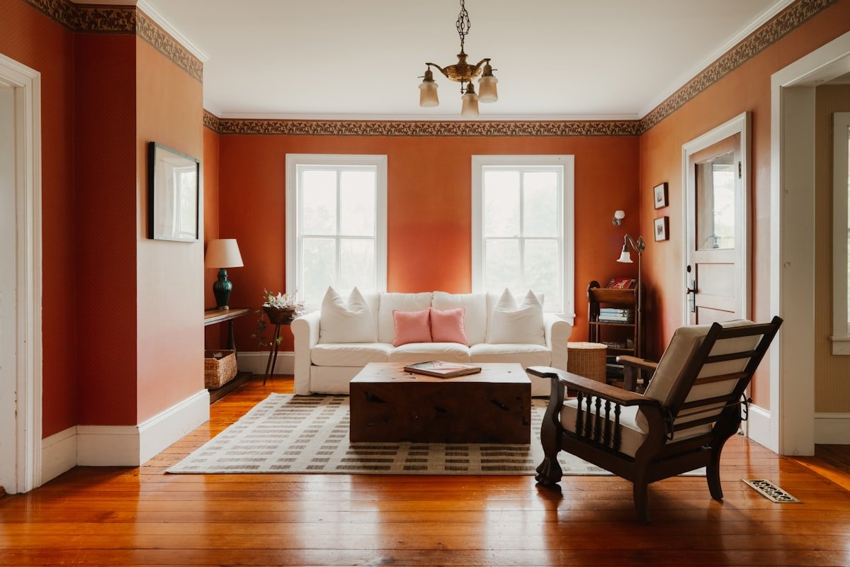 Deze warme aardetinten verdringen grijs in je woonkamer